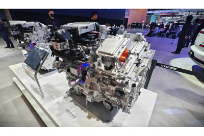 Китайское расширение HEV ускоряется: Geely выходит на массовое производство, а структура NEV BYD сближается