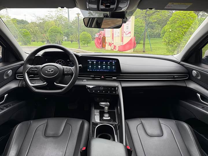 Hyundai Elantra 2023 1.5 LUX Premium edition